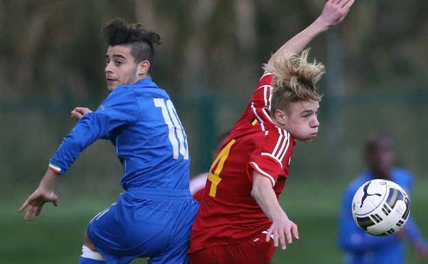 Evenepoel, de rojo, durante un partido con la selección belga sub-16 GETTY
