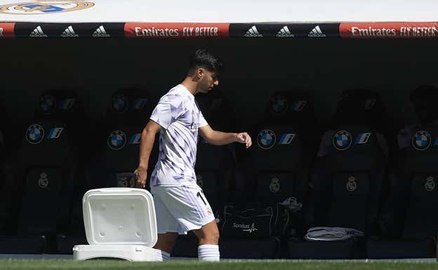 Asensio se marcha al banquillo con gesto contrariado.  GETTY