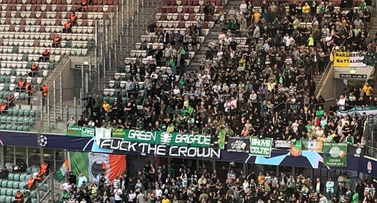 Los aficionados del Celtic expusieron una pancarta contra la monarquía.