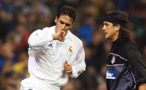 Raúl celebrando un gol en un derbi.  GETTY