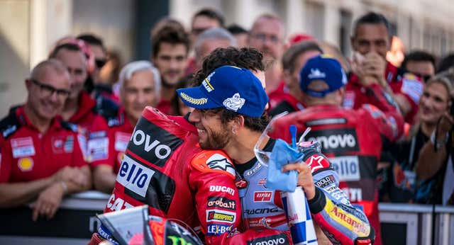 Bastianini le roba la victoria a Bagnaia y el Mundial da un vuelco