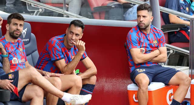 Xavi da el relevo a los capitanes