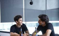 Marc Márquez encuentra en Carlos Sainz un apoyo en su momento más difícil