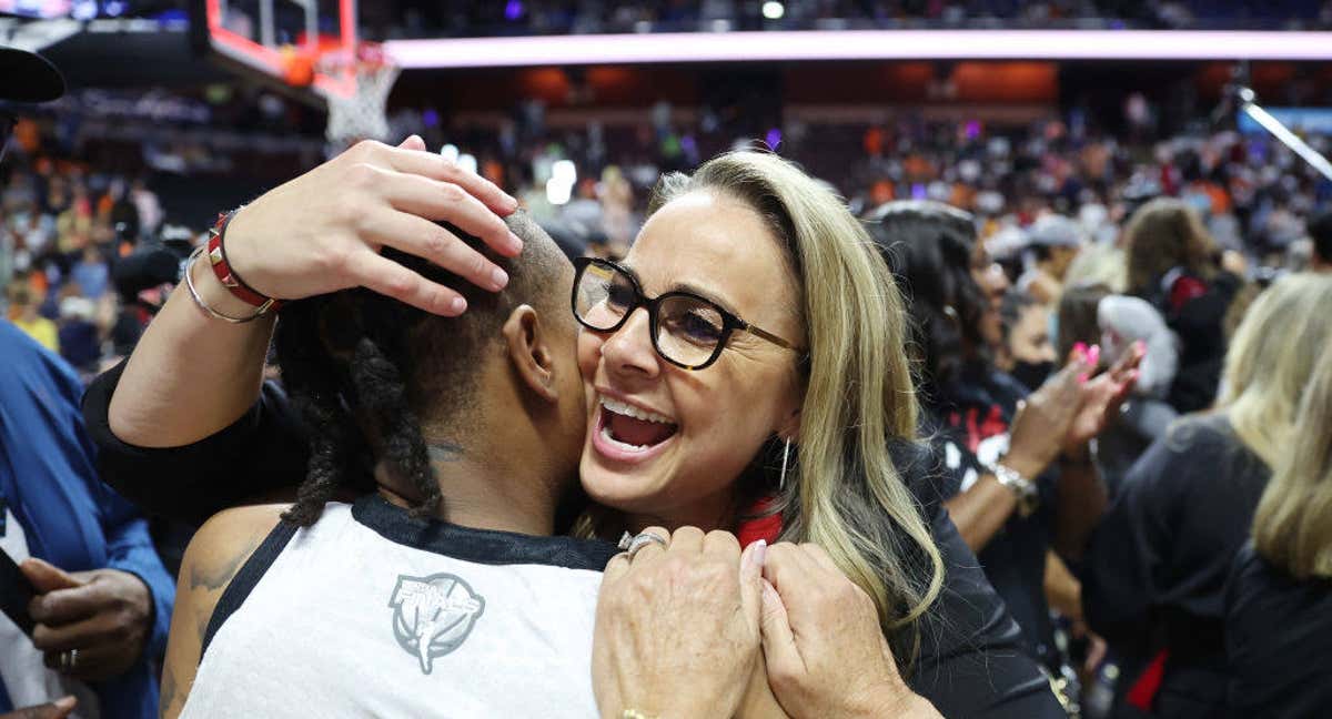 Becky Hammon celebra el título conquistado con Las Vegas Aces.