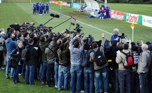 Raymond Domenech explica ante los medios la decisión de los jugadores de no entrenar tras la expulsión de Anelka. GETTY