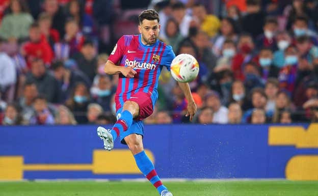 Jordi Alba pasando el balón en el partido de LaLiga contra el Cádiz. ERIC ALONSO/GETTY