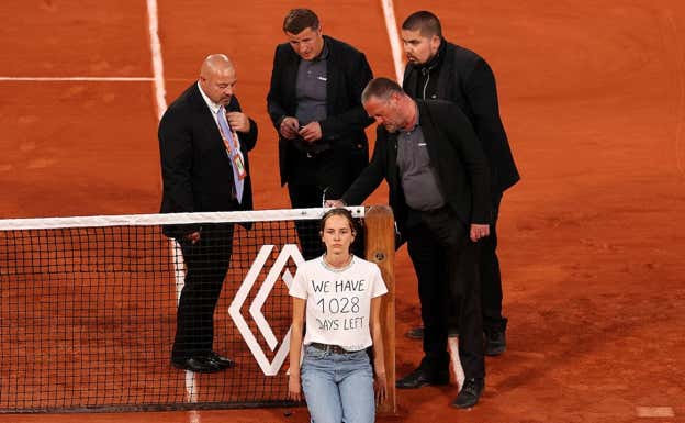 La activista que se encadenó a la red en Roland Garros  GETTY