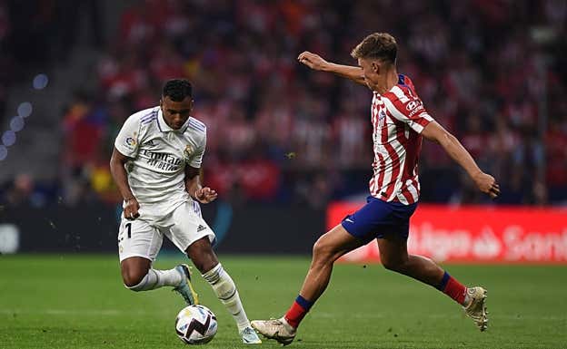 Marcos Llorente presionando a Rodrygo en el derbi. DENIS DOYLE/GETTY