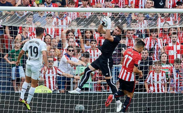 Unai Simón parando el balón en el partido de LaLiga contra el Valencia. GETTY: JOSE BRETON/PICS ACTION/NURPHOTO