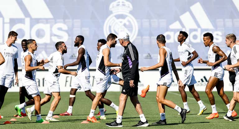 Ancelotti y un grupo de jugadores.