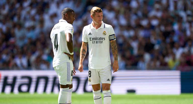 Alaba y Kroos, antes de una falta.