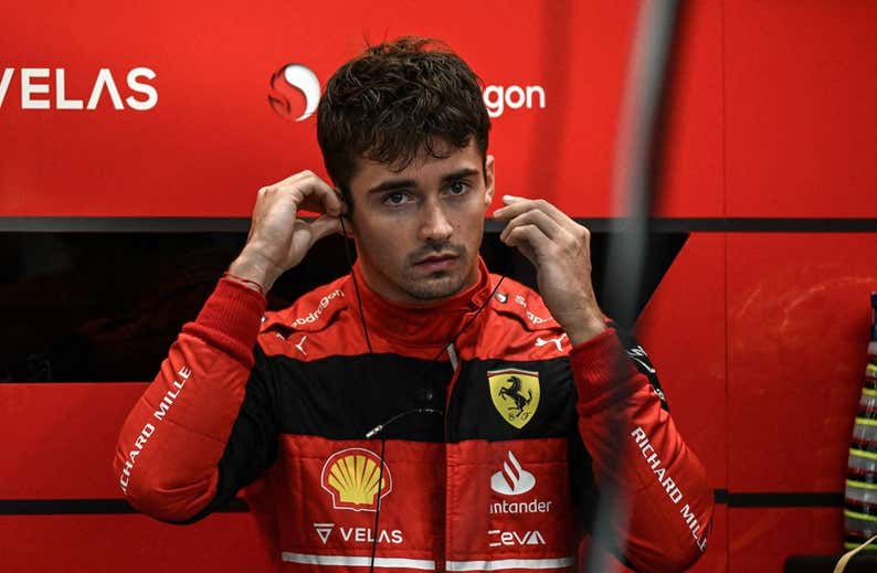 Leclerc logra una apretada pole en Singapur con Verstappen octavo