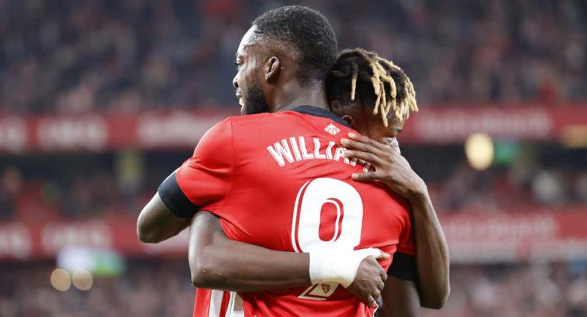 Iñaki y Nico disfrutan celebrando uno de sus goles ante el Almería. /EFE