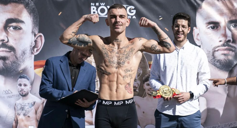 Jon Fernández posa tras el pesaje oficial de su combate ante José Osado.