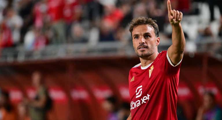 Pedro León, en un partido con el Murcia.