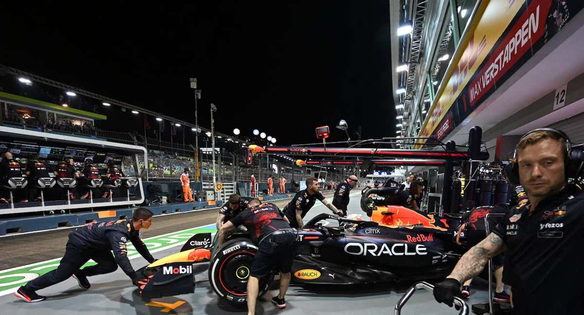 Los mecánicos de Red Bull, con el coche de Verstappen en Singapur.