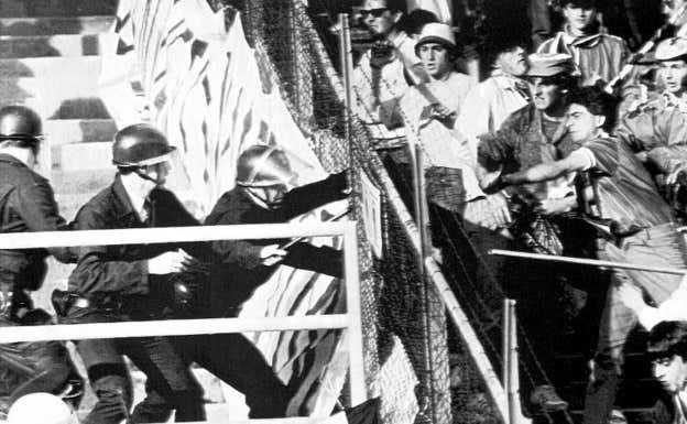 Imágenes de la tragedia de Heysel en el partido entre Juventus y Liverpool.  AP