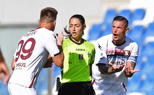 Piatek discute con Caputi tras una jugada polémica |  REUTERS
