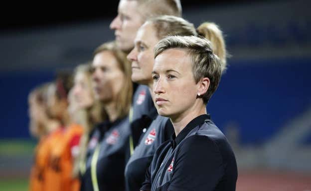 Priestman escucha el himno nacional de Canadá durante un encuentro de Tokyo 2020.  getty images