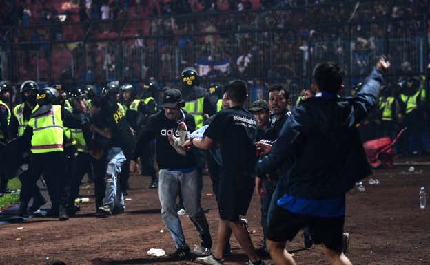 Momentos de terror en el Arema - Persebaya.  GETTY IMAGES