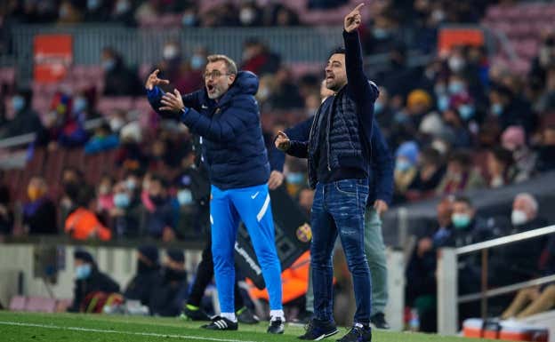 Xavi Hernàndez y su hermano Òscar dan órdenes durante un encuentro.  GETTY