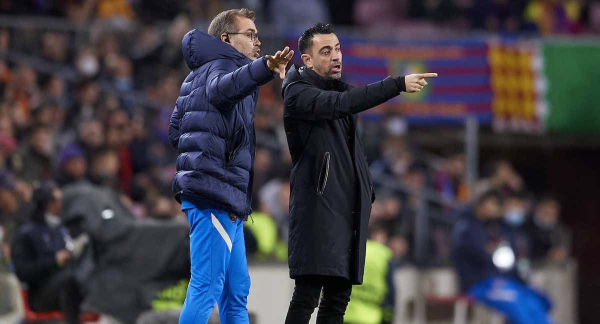 Òscar Hernández comparte sensaciones con Xavi de forma muy frecuente durante los partidos. /GETTY