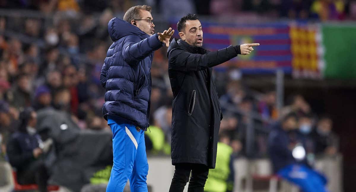 Òscar Hernández comparte sensaciones con Xavi de forma muy frecuente durante los partidos.