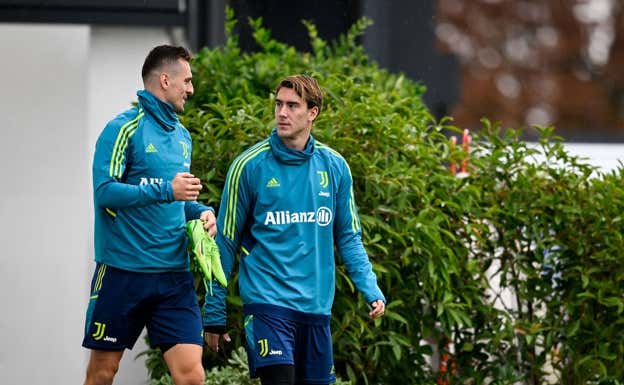 Milok y Vlahovic antes de un entrenamiento en la ciudad deportiva de la Juventus |  GETTY IMAGES