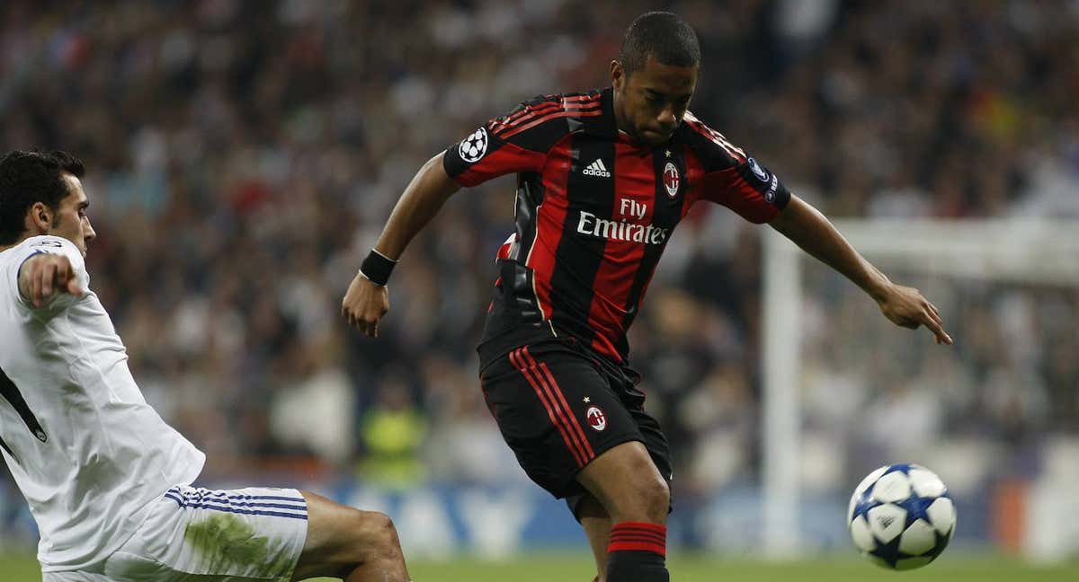 Robinho se marcha de Arbeloa en un Real Madrid-Milan. /efe