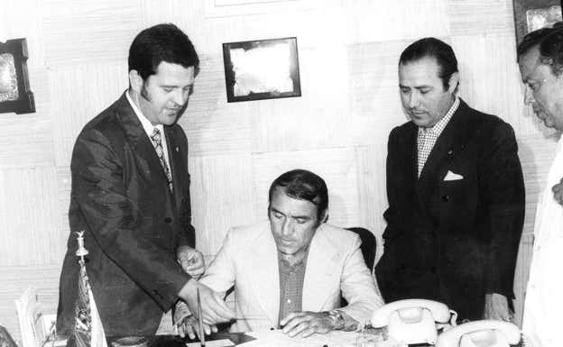 Luis del Sol firma el contrato de su vuelta al Betis. ABC