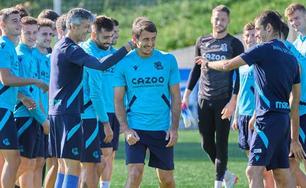 Imanol también se sumó a la peculiar bienvenida al capitán. Real Sociedad