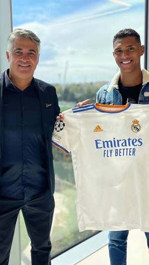 Renato y Vinicius Tobias en su presentación con el Madrid. GETTY