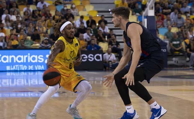 Andrew Albicy dirige una jugada en el Gran Canaria Arena.  EFE