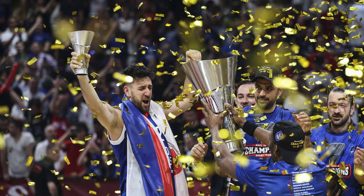Vasilje Micic celebra el último título de Euroliga con el Anadolu Efes.