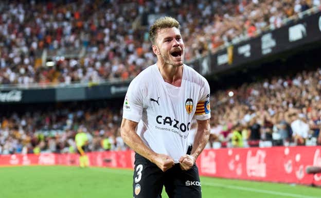 Toni Lato en un partido con el Valencia esta campaña.  Getty.