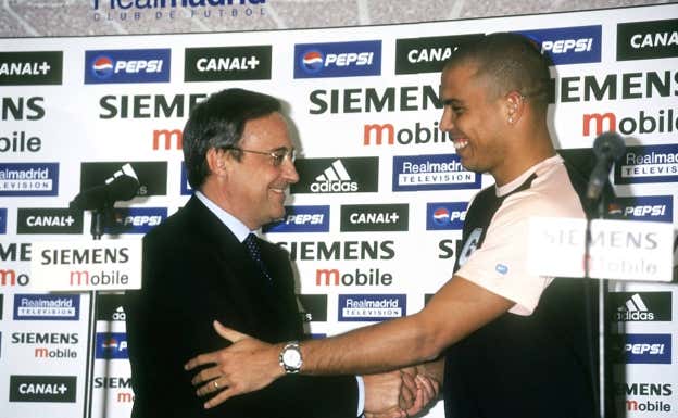 Florentino estrecha la mano de Ronaldo en la presentación del brasileño. GETTY