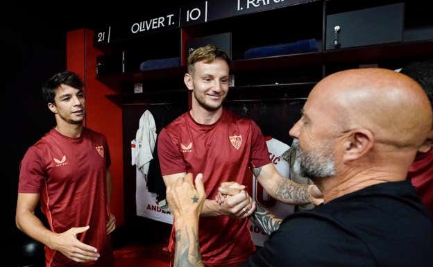Sampaoli saluda a Óliver Torres y Rakitic. SFC