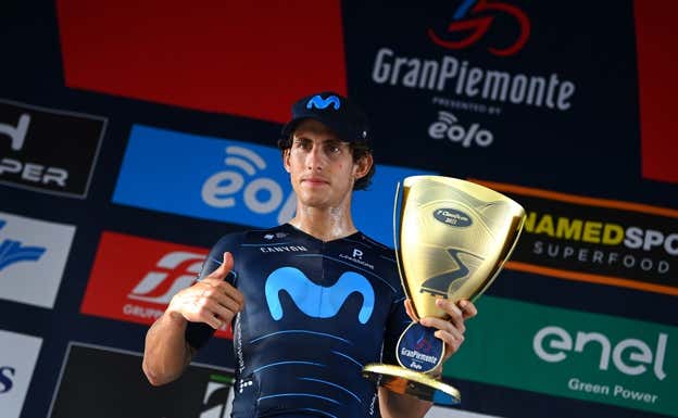 Iván García Cortina, con el trofeo de la Gran Piemonte.  GETTY IMAGES