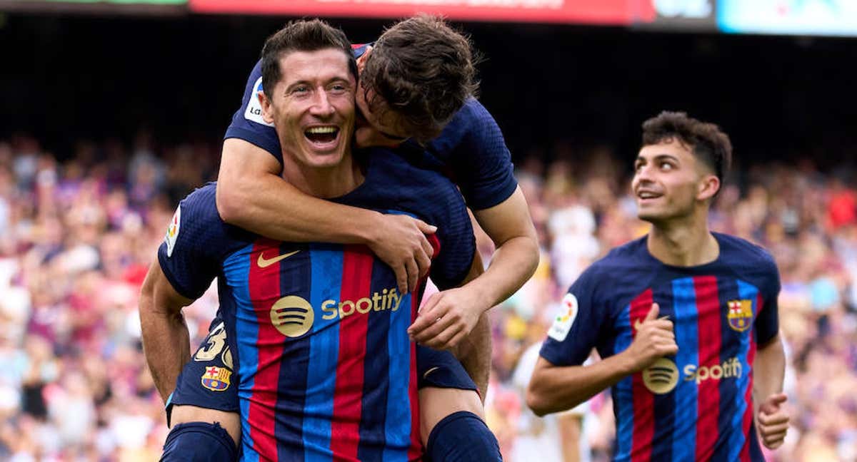 Lewandowski celebra con Gavi su gol contra el Elche.