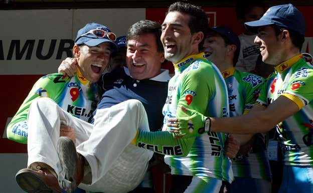 Alejandro Valverde y su compañero Javier Pascual Rodríguez alzan en volandas a Vicente Belda, director del histórico equipo Kelme, en el podio de la Vuelta a Murcia 2003.  GETTY IMAGES