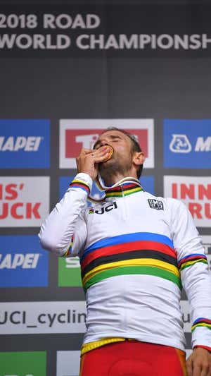 Vestido con su deseado maillot arcoíris, Alejandro Valverde besa el oro mundialista.  GETTY IMAGES