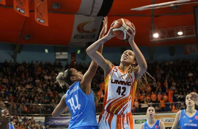 La mujer de Brittney Griner avisa: «Tiene miedo de que la dejen y la olviden en Rusia»