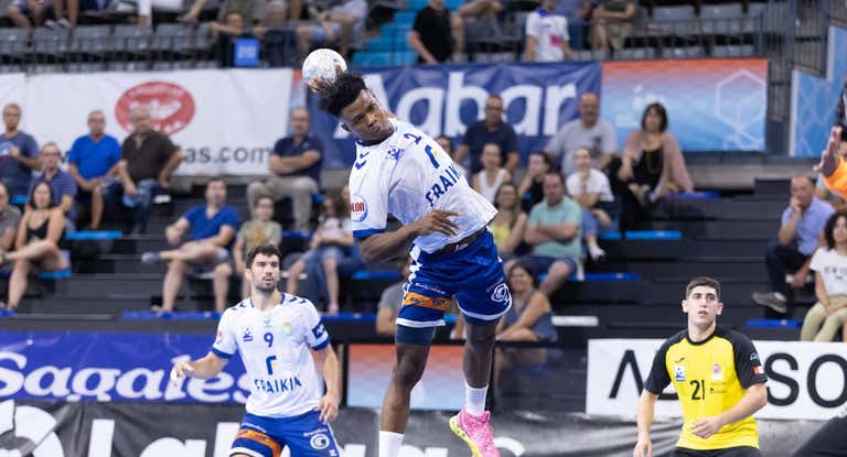 Yusuf Faruk en un partido con el Fraikin BM Granollers esta temporada.