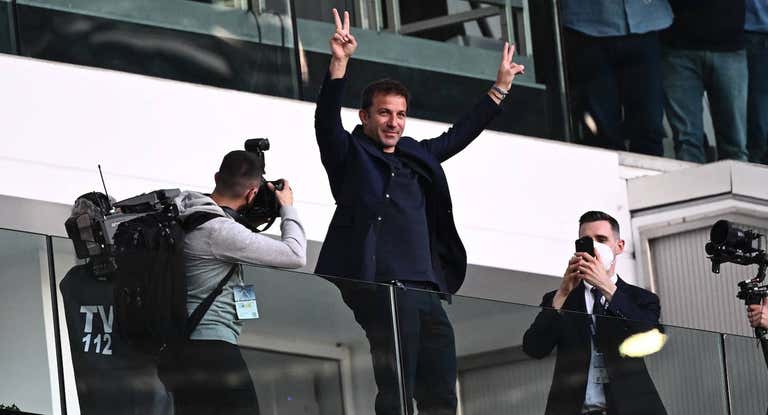 Alessandro del Piero, retirado en 2014, recibe los aplausos de la afición de la Juventus.