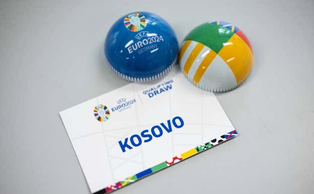 La bola del sorteo de la EURO 2024 con el nombre de la selección de Kosovo.  GETTY IMAGES