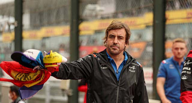 La incredulidad de Max y la crítica de Alonso con la grúa