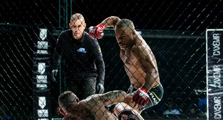 Er-Ramy golpea a D'Onofrio durante el combate.