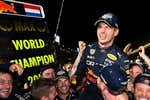 Verstappen se sienta en la mesa de las leyendas