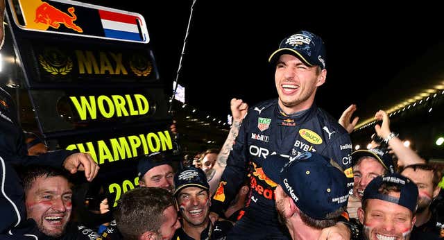 Verstappen se sienta en la mesa de las leyendas