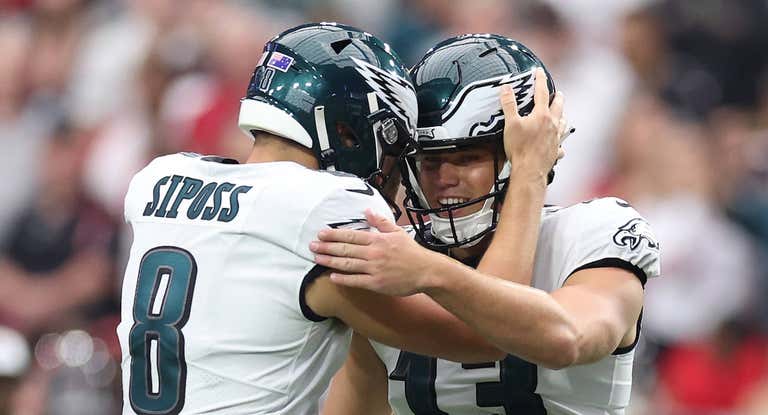 Siposs felicita a Cameron Dicker tras su patada ganadora.